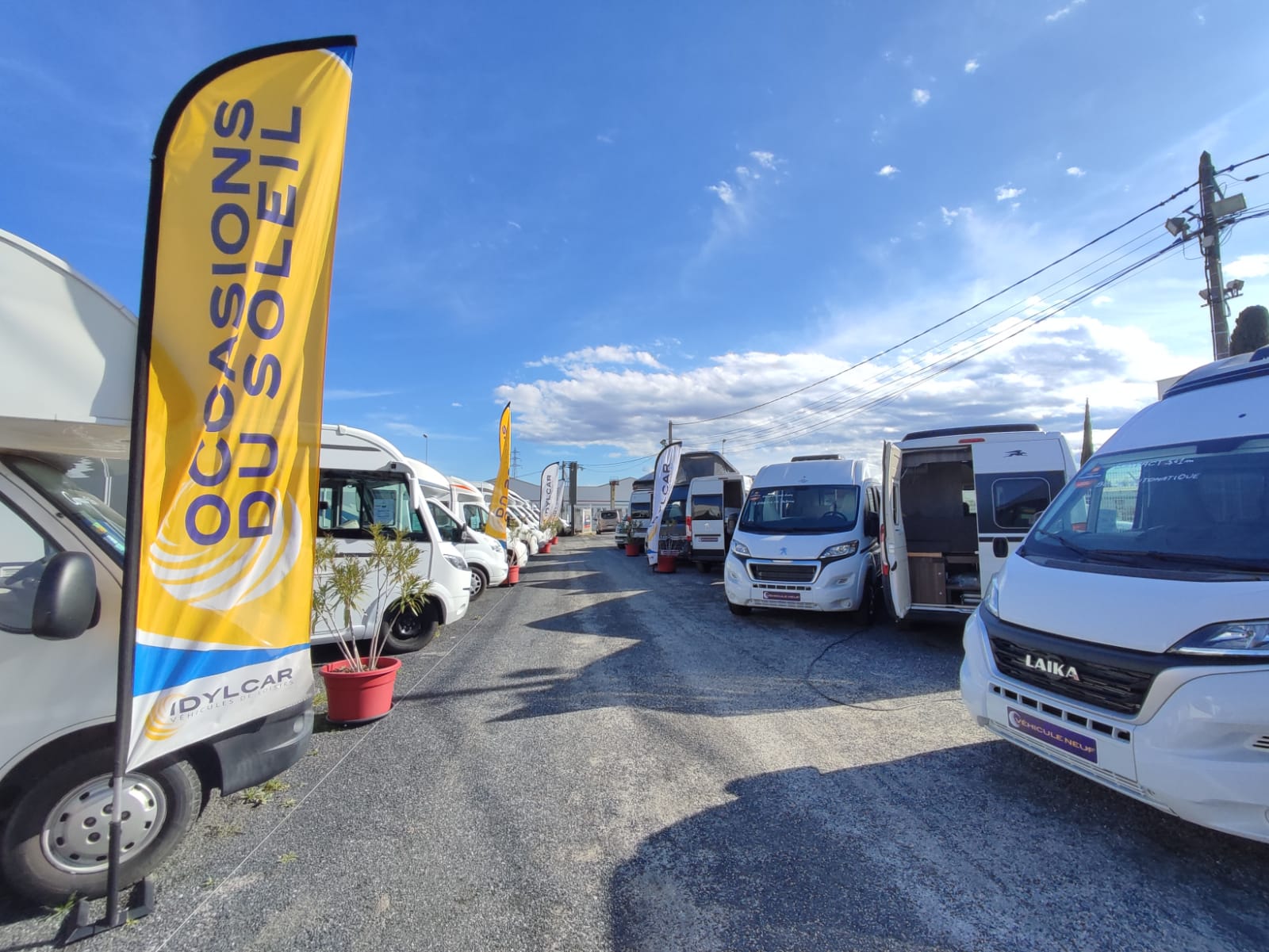 camping-car sur la route ensoleillée