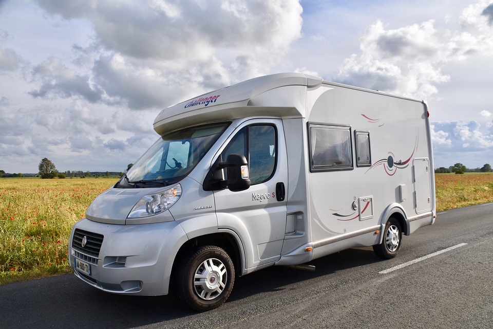 camping-car sur la route ensoleillée